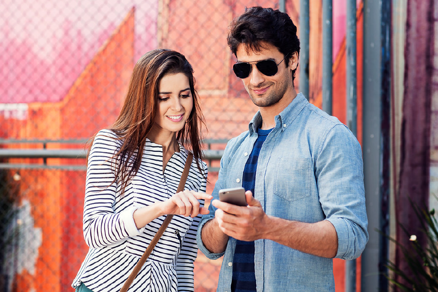 Una pareja usando su smartphone