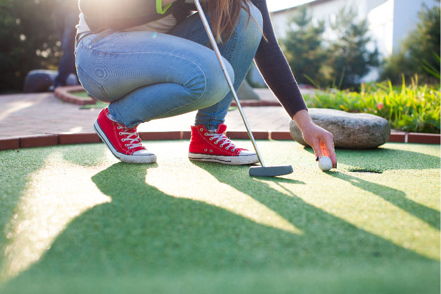 Una persona jugando golf en miniatura