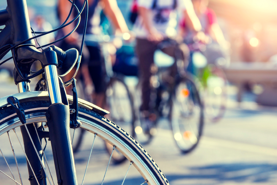 Varias bicicletas en la calle