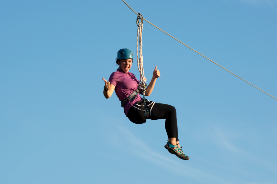Persona haciendo canopy, una de las actividades que puedes hacer en Concepción