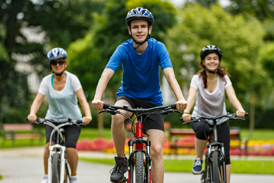Tres personas paseando en bicicleta en un parque