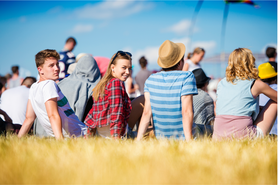 Amigos en un festival de música al aire libre