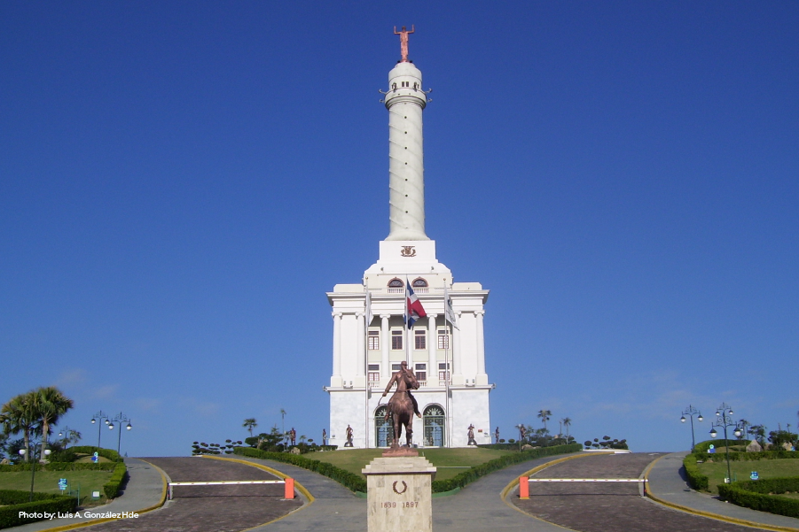 Vista apaisada del Monumento a los Héroes de la Restauración, con su estatua en frente, en un día despejado