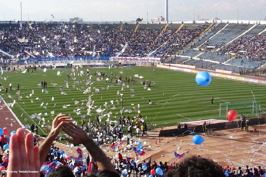 Celebración durante un partido de fútbol en el Estadio Nacional en Santiago