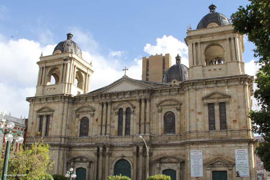 Vista de la Catedral Metropolitana de La Paz desde la plaza Murillo