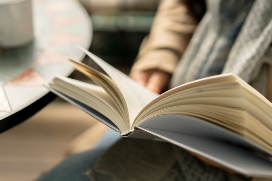 Primer plano de un libro abierto