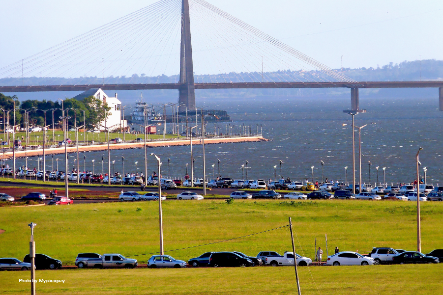 Vista de la costanera, en Encarnación, Paraguay