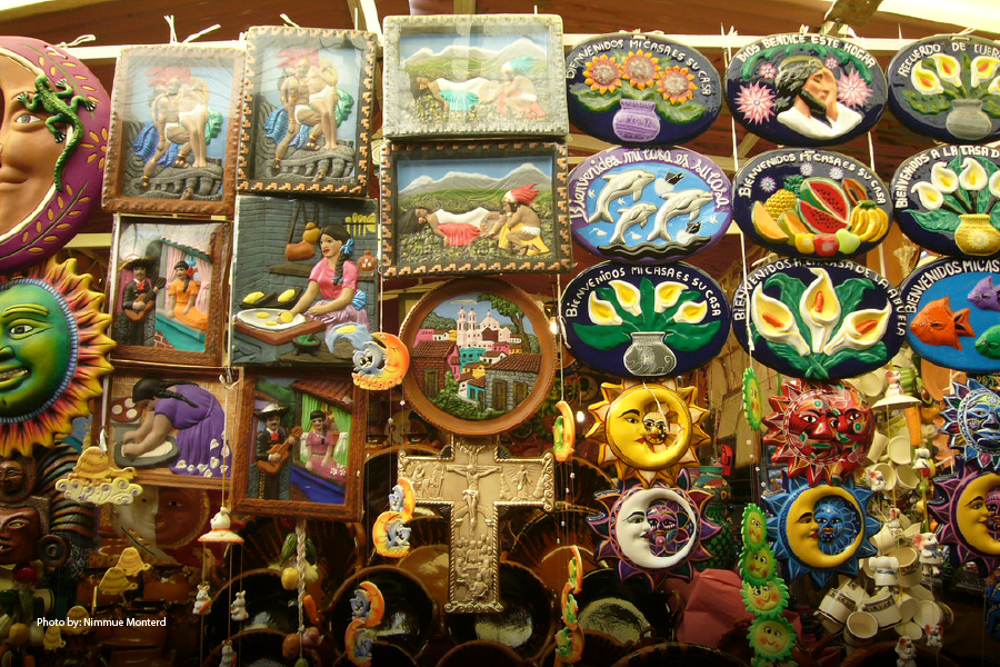 Artesanías regionales coloridas