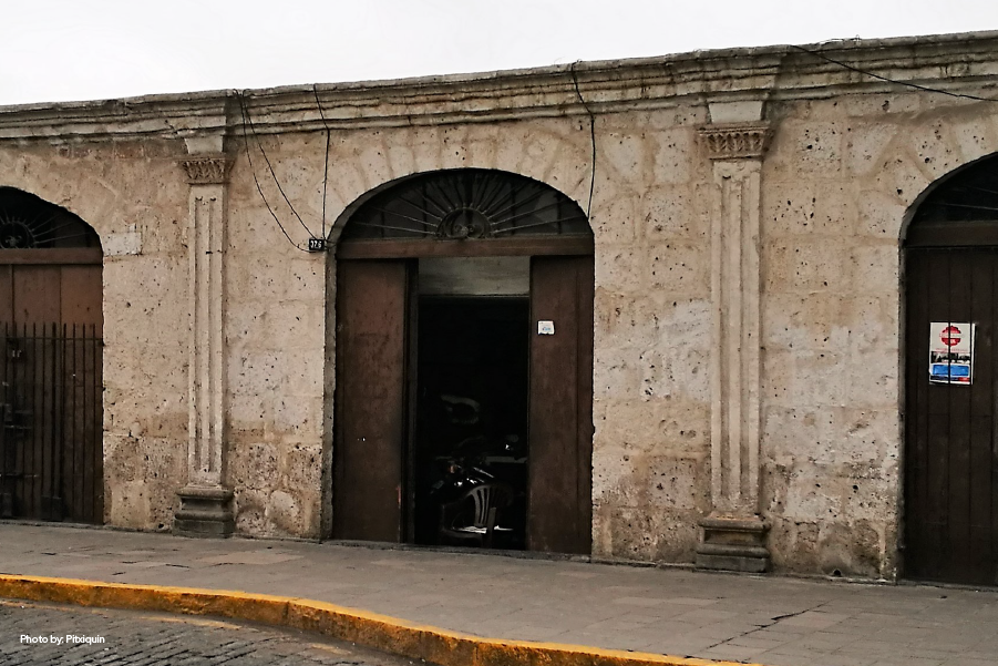 Portón antiguo en el centro histórico de Arequipa