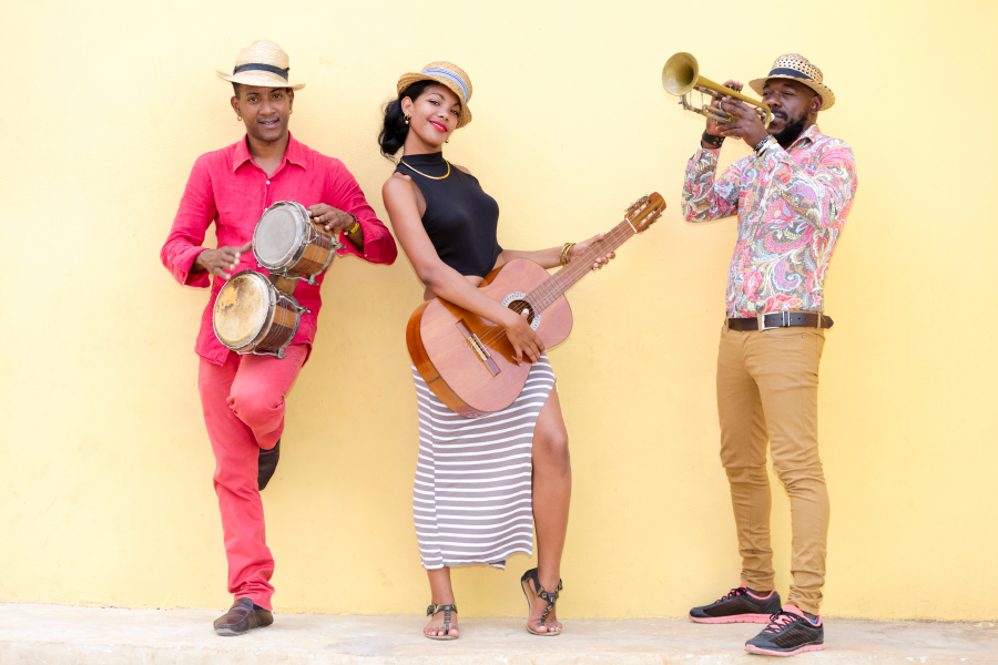 Grupo musical con timbales, guitarra y trompeta