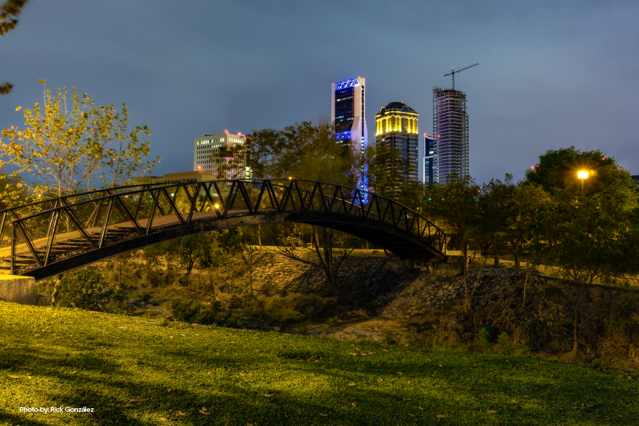 Puente en el parque Tamayo durante el anochecer en Monterrey