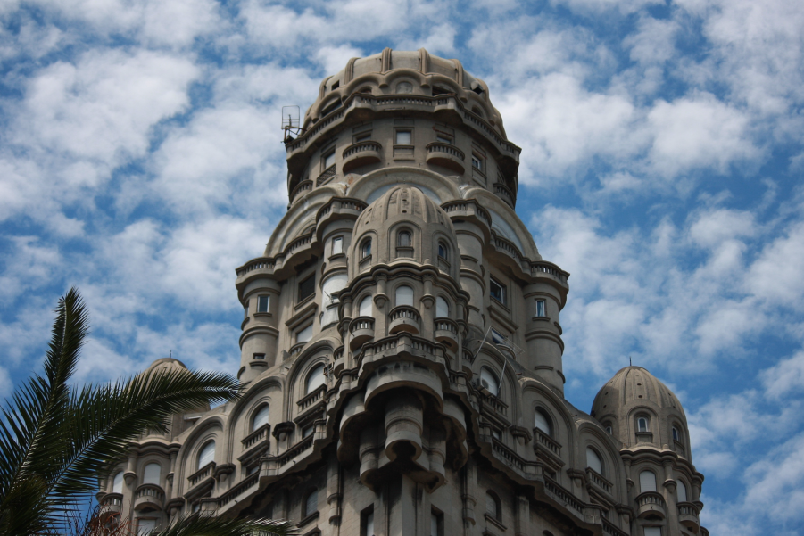 La fachada del Palacio Salvo en Montevideo