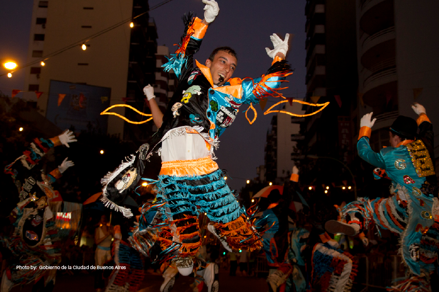 Un hombre disfrazado en la Carnaval Porteño de Buenos Aires
