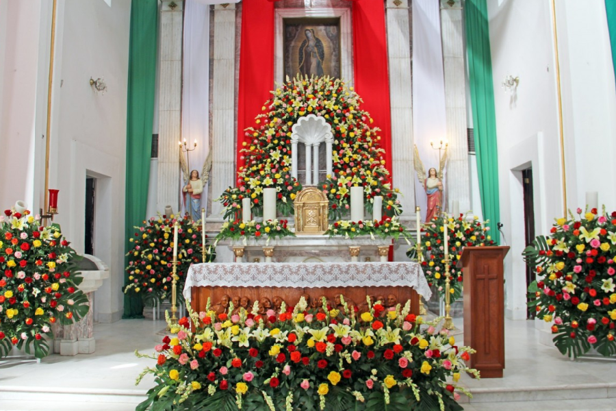 Decorar los jardines para el Día de la Cruz