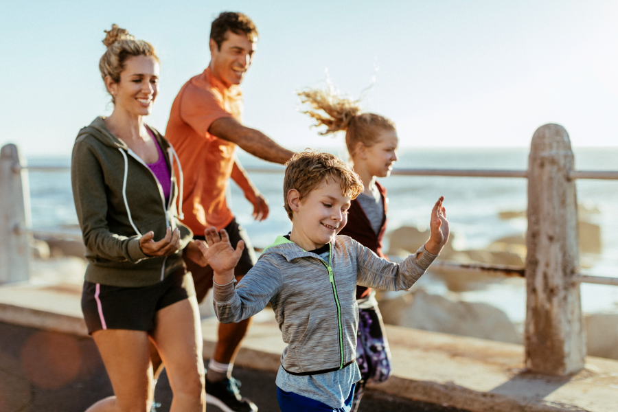 Una familia corriendo por la costa