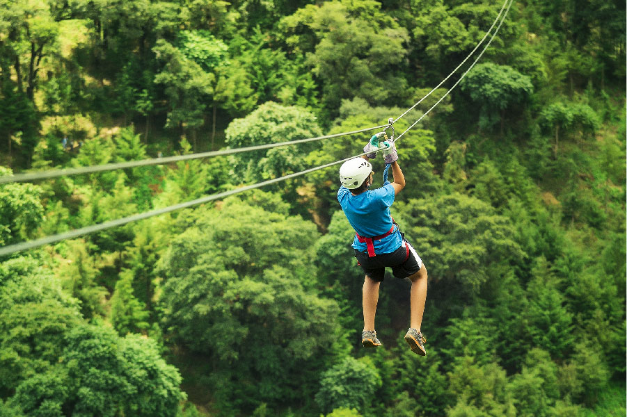 Una persona haciendo canopy
