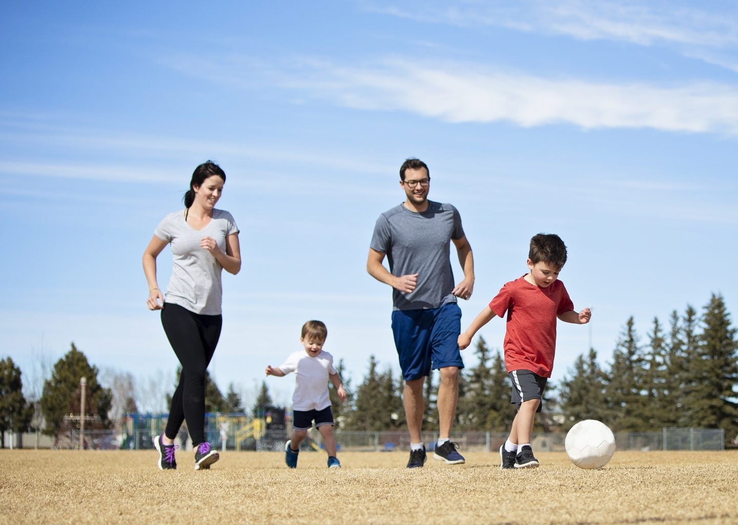 Una familia jugando fútbol