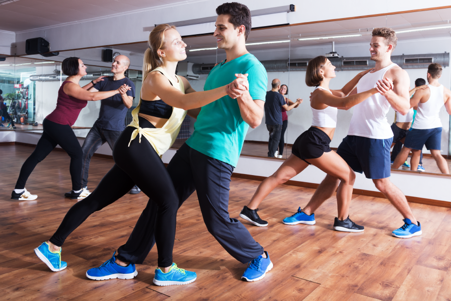 Grupo de parejas en una clase de baile