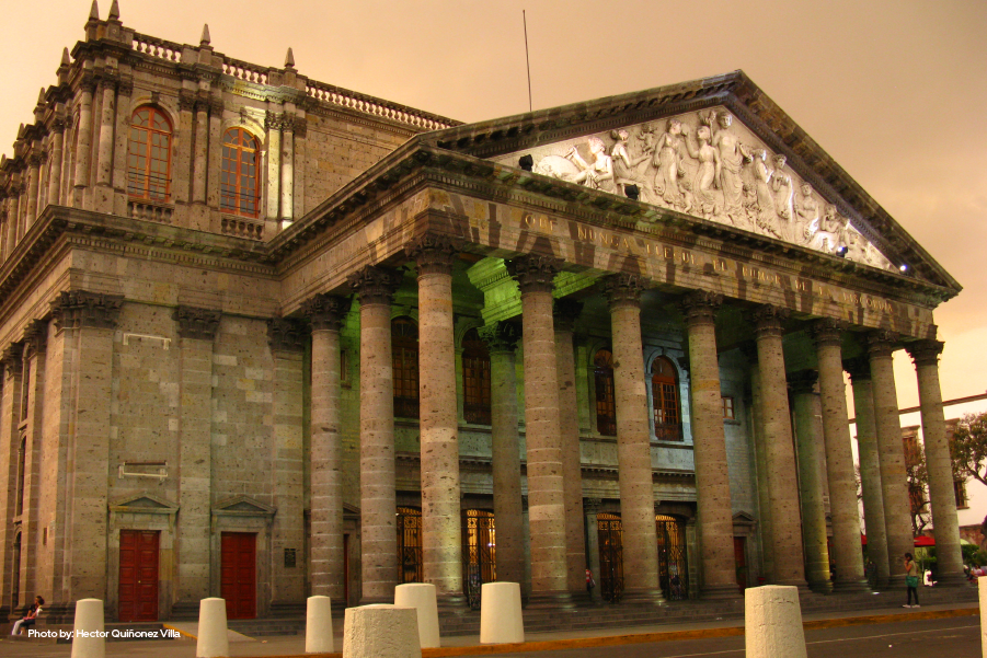 Fachada iluminada del Teatro Degollado en Guadalajara