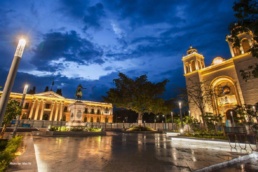 El Centro Histórico de San Salvador de noche