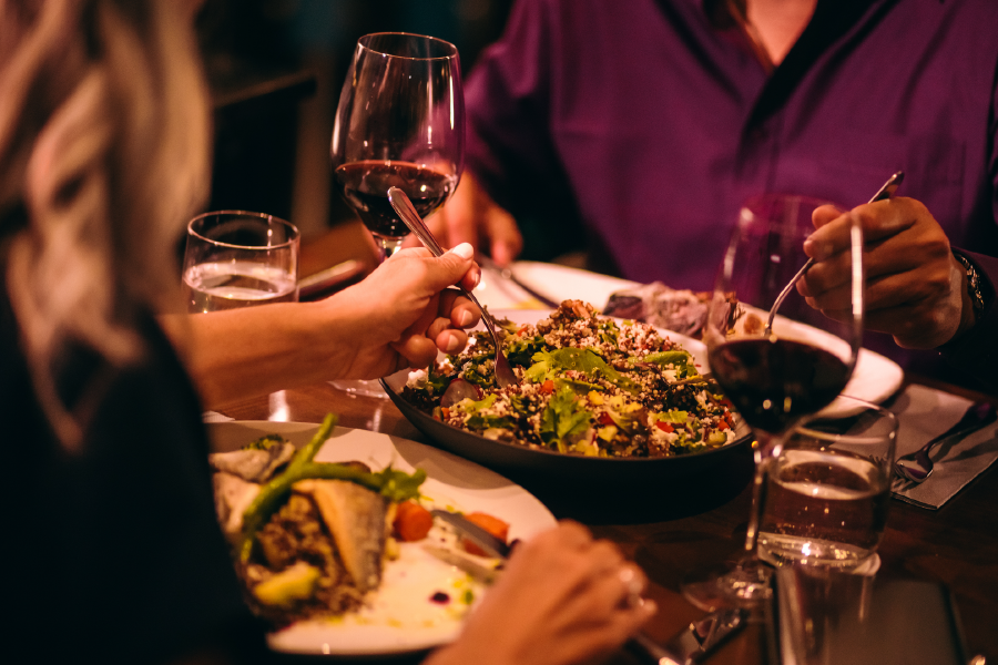 Pareja disfrutando de una cena en Zona Rosa