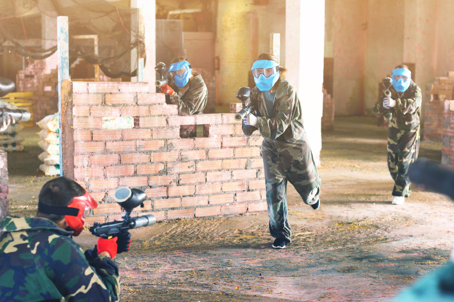 Gente jugando a paintball