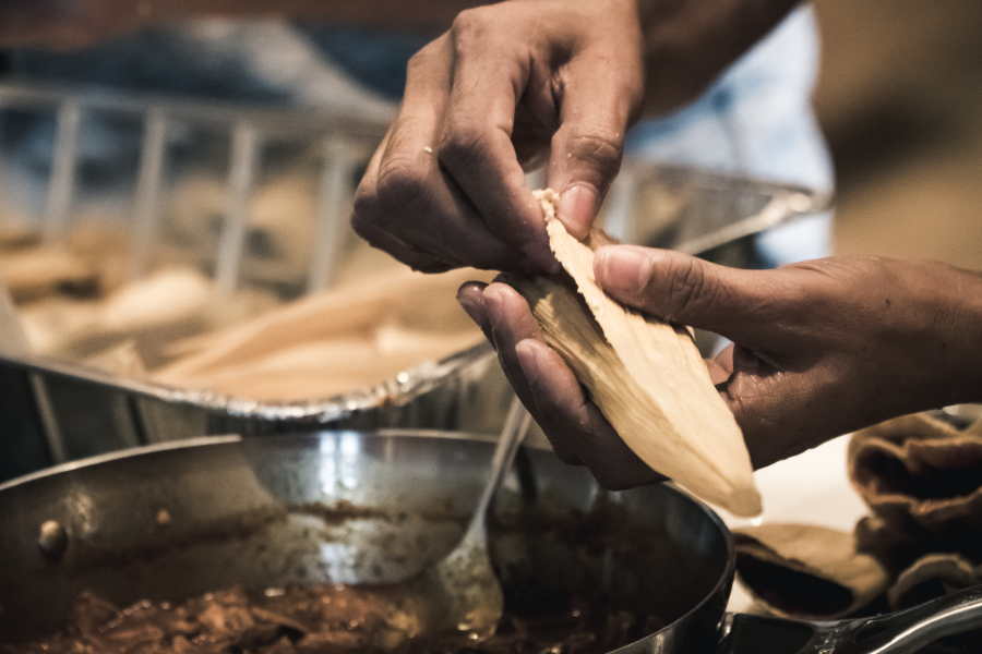 Una persona haciendo tamales