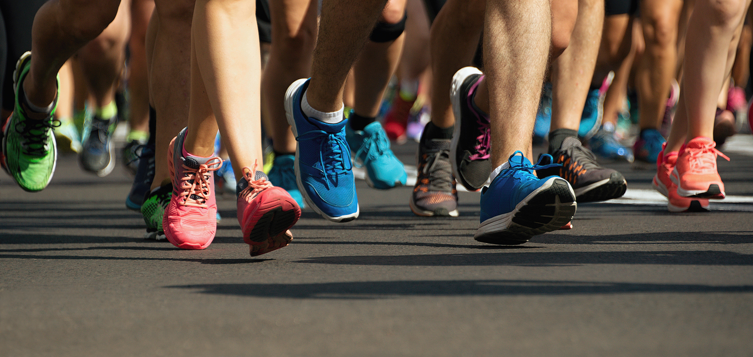 Pessoas correndo em uma maratona