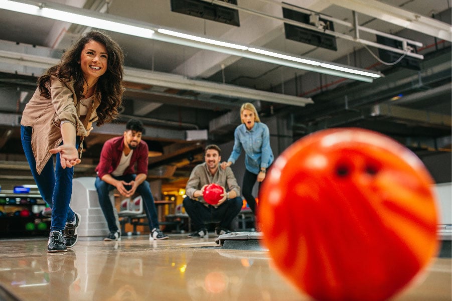 Amigos jugando a los bolos