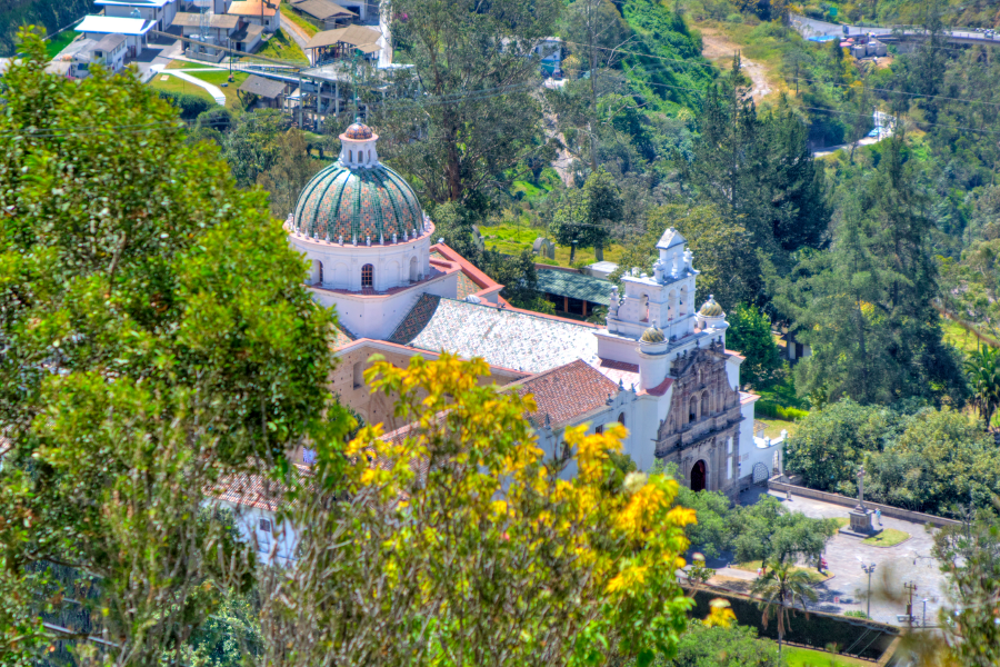 Vista panorámica de un gran edificio rodeado de zonas verdes
