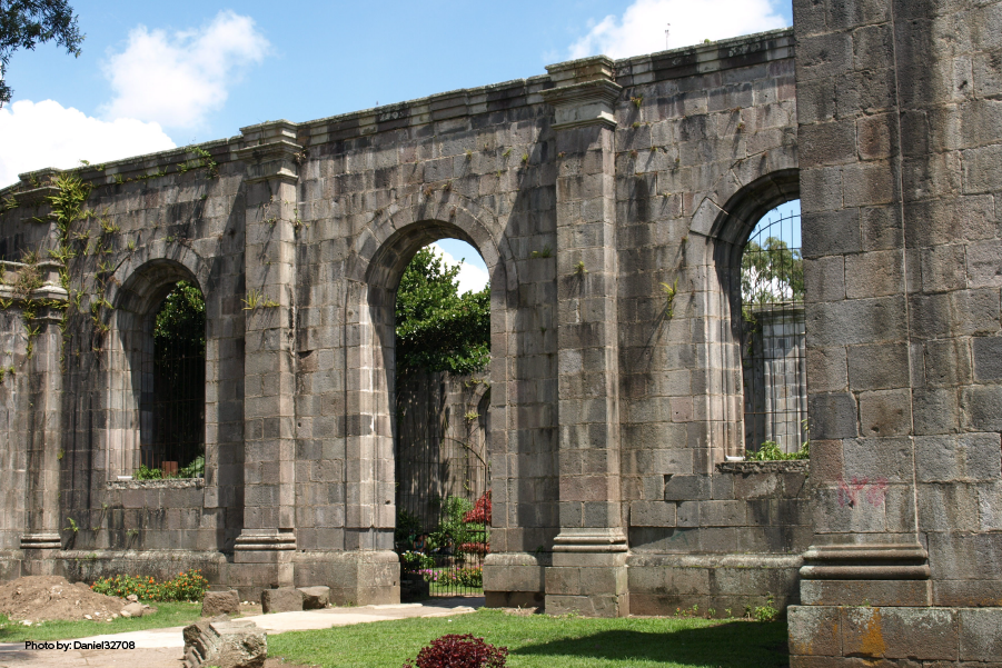 Fachada de las Ruinas de Santiago Apóstol
