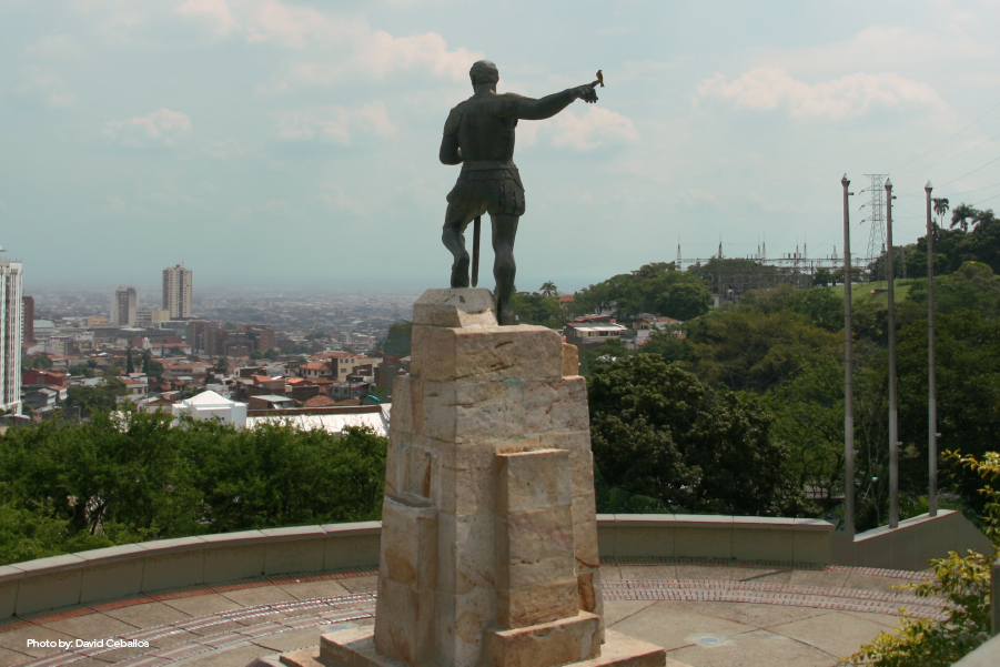 Vista posterior de la estatua a Sebastián de Belalcázar en el mirador que lleva su nombre