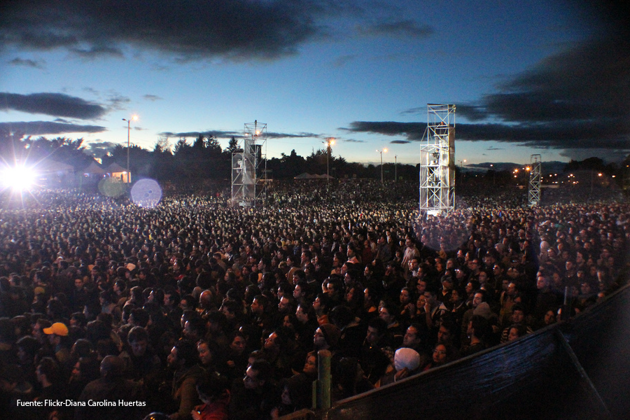 Una multitud de personas en un festival de rock de noche