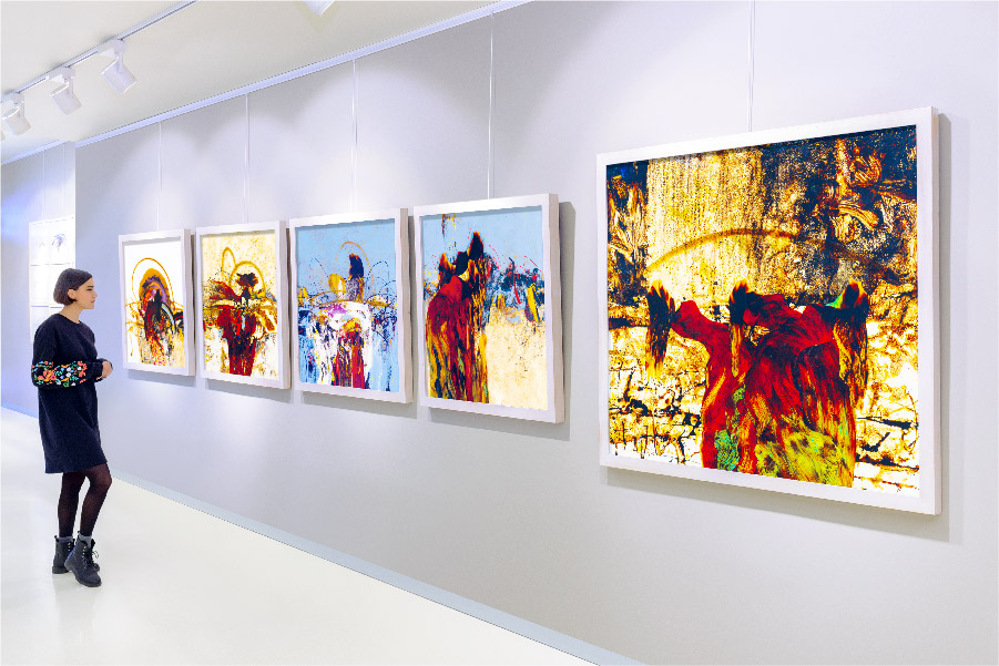 Cuadros modernos en una galería de arte