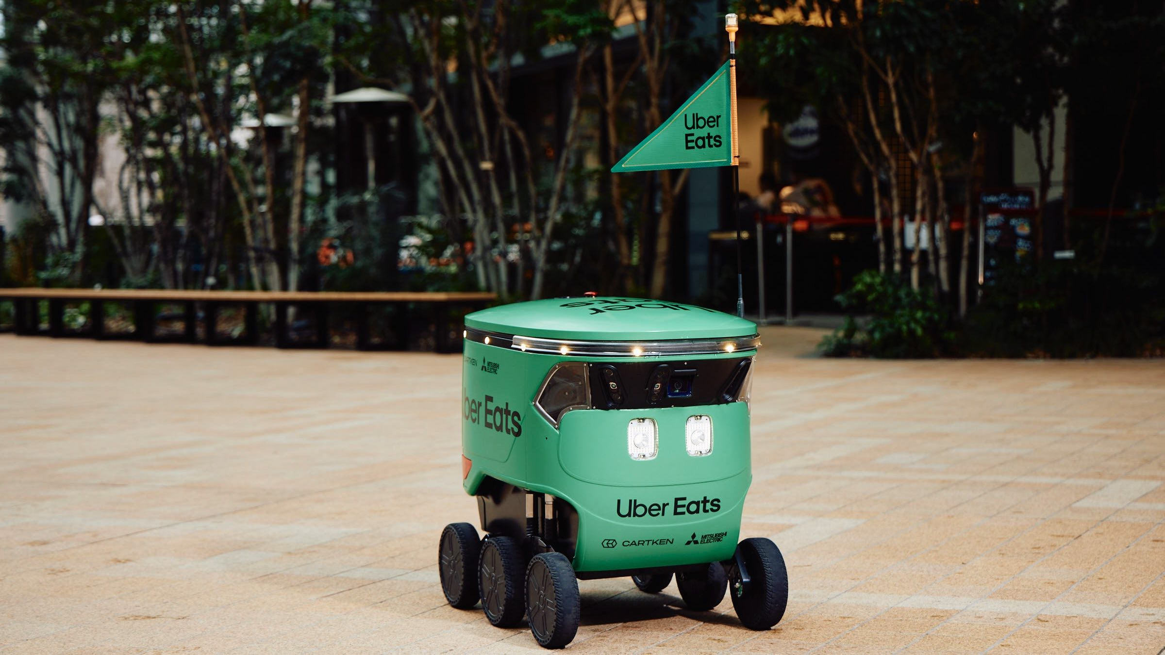Uber Eats、三菱電機、Cartken が AI 活用の自律走行ロボット