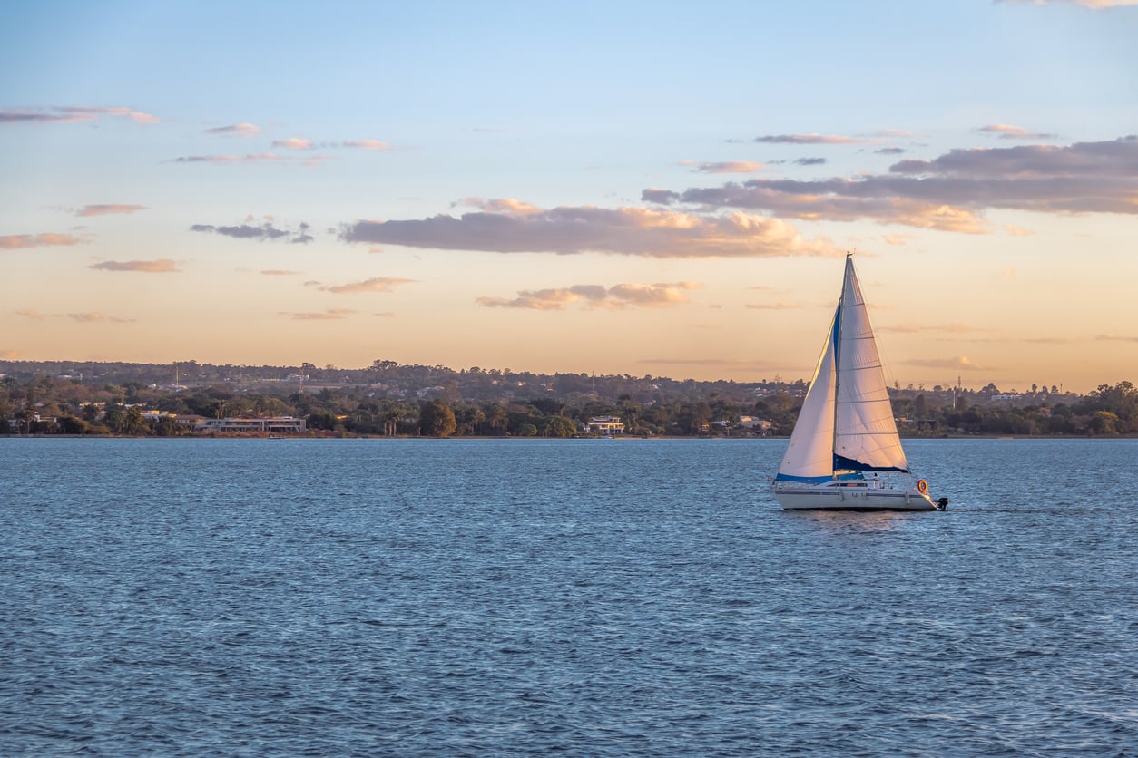 O veleiro navega através de Pontão do Lago Sul, em Brasília, Brasil