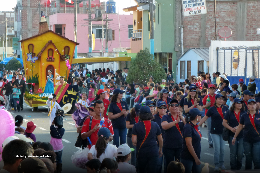 Personas disfrutando del Carnaval de Arequipa