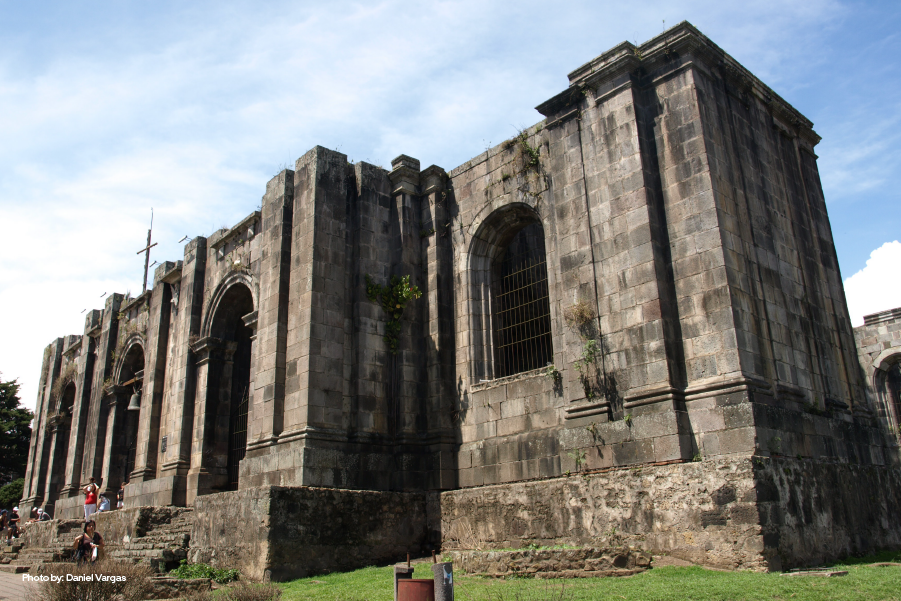 Fachada de la parroquia de las Ruinas de Cartago, Costa Rica