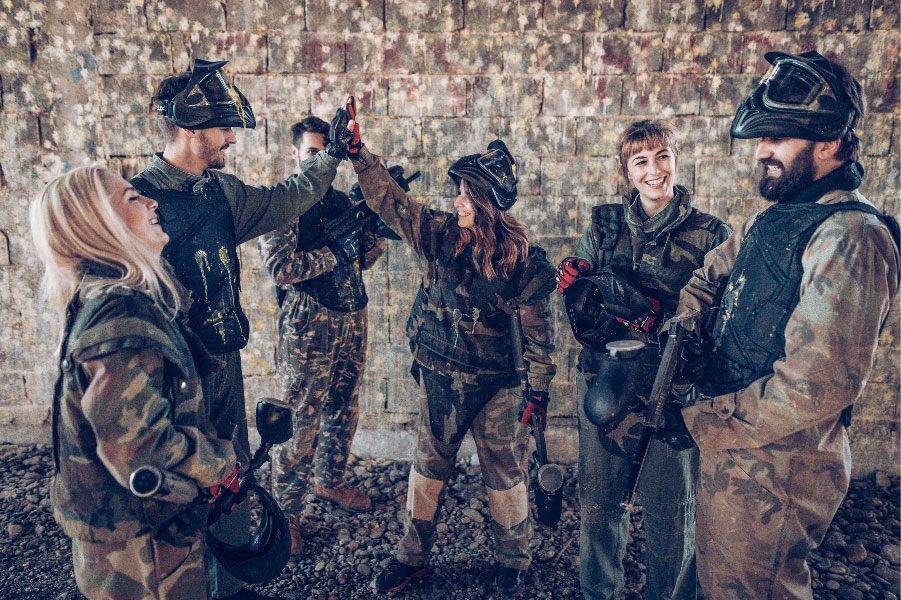 Amigos jugando al paintball