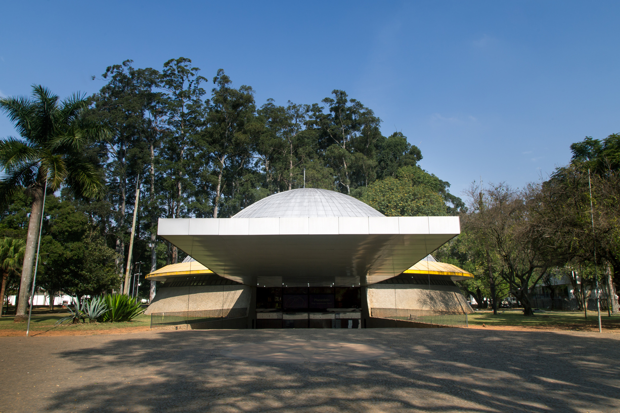A entrada do Planetário do Ibirapuera, em São Paulo, Brasil