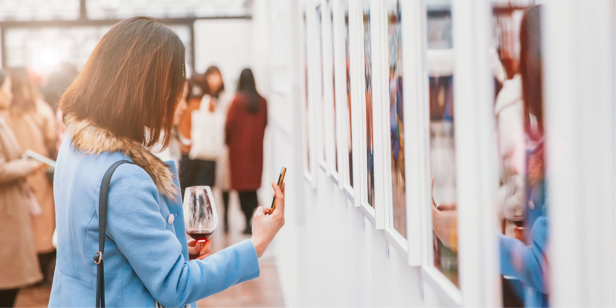 Gente en una galería de arte mirando los cuadros