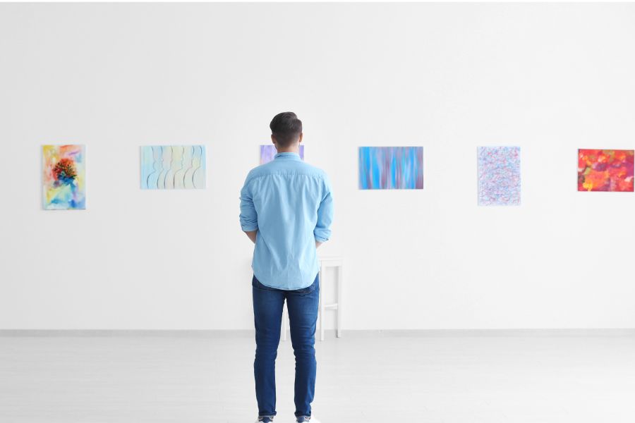 Un hombre en una galería de arte