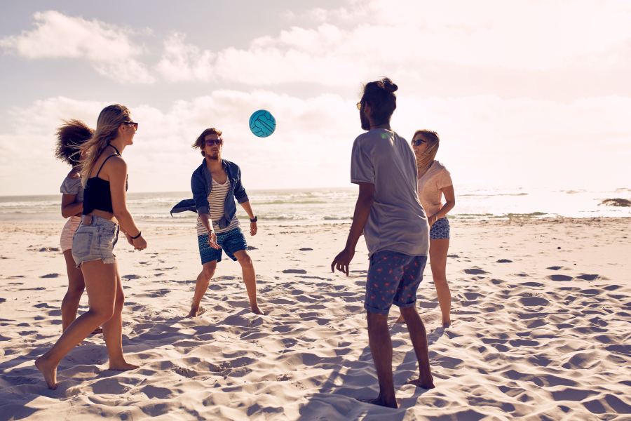 Amigos jugando en la playa