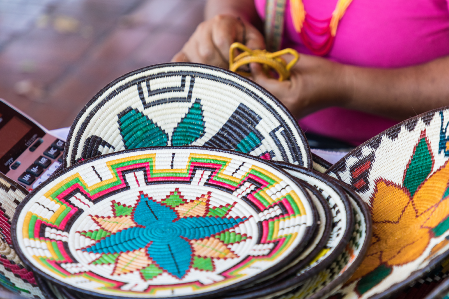 Artesanías hechas a mano en un mercado
