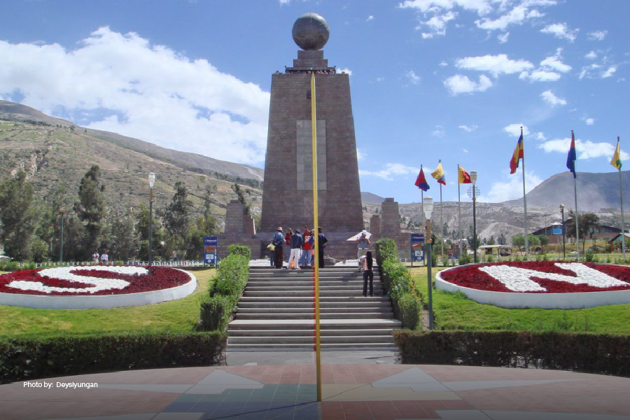 Vista frontal de Ciudad de la Mitad del Mundo