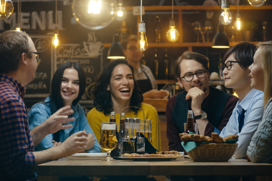 Amigos en un bar