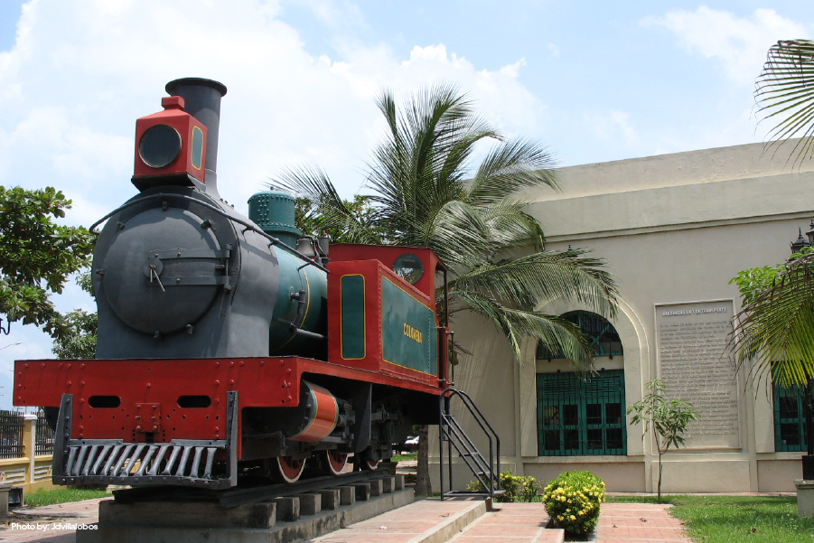 Monumento a la locomotora en la plaza del mismo nombre