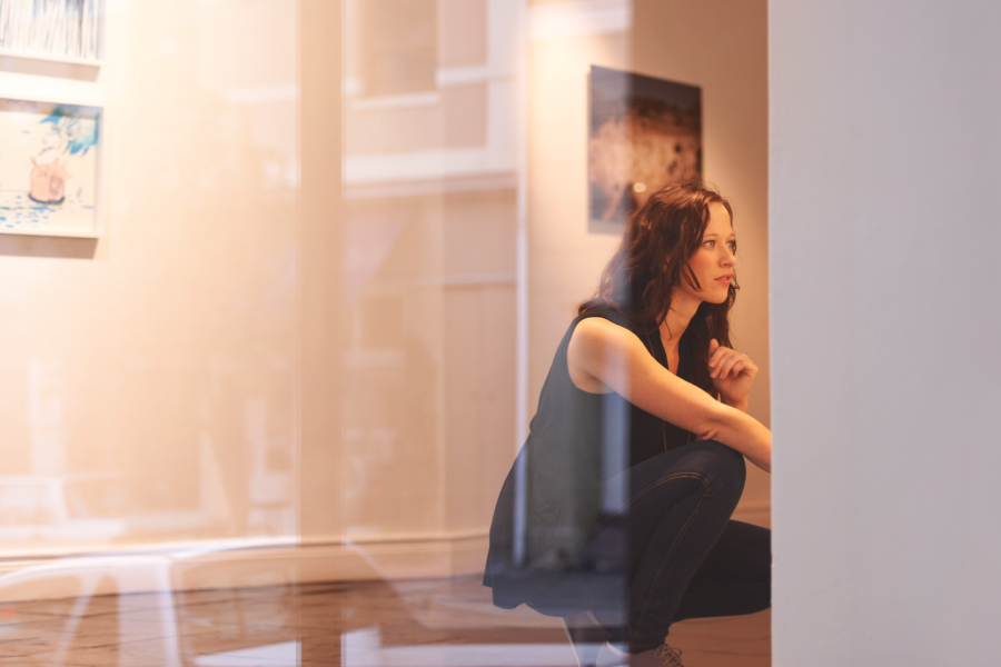 Mujer en el Museo Chihuahuense de Arte Contemporáneo