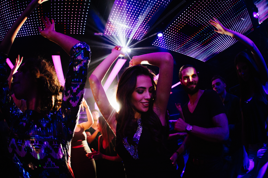 Chica bailando en una discoteca