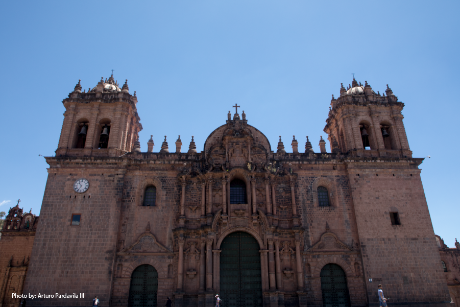 vVsta desde abajo de la Catedral de Cusco